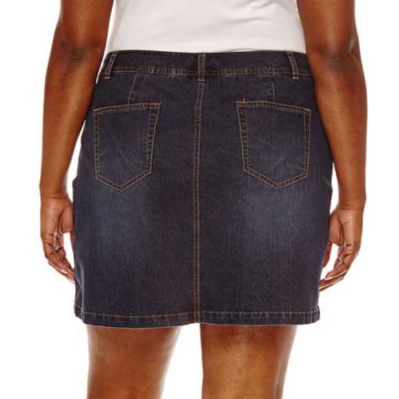 St. John's Bay Denim Skort Dark Wash Easy Fit 4P, 6P, 10P, 12P, 14P, 16P New - Picture 2 of 2